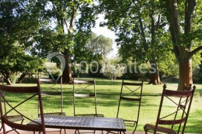 Miniature Location salle Fourques (Gard) - Domaine de la Tourette #12 Lavabo avec plan de travail carrelé jaune, miroir encadré en bois et murs ornés de carreaux verts et jaunes.