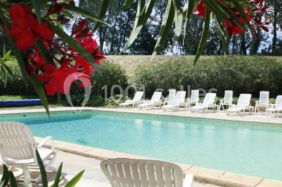 Miniature Location salle Fourques (Gard) - Domaine de la Tourette #8 Lavabo avec plan de travail carrelé jaune, miroir encadré en bois et murs ornés de carreaux verts et jaunes.
