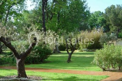 Miniature Location salle Fourques (Gard) - Domaine de la Tourette #9 Lavabo avec plan de travail carrelé jaune, miroir encadré en bois et murs ornés de carreaux verts et jaunes.
