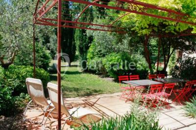 Miniature Location salle Fourques (Gard) - Domaine de la Tourette #11 Lavabo avec plan de travail carrelé jaune, miroir encadré en bois et murs ornés de carreaux verts et jaunes.