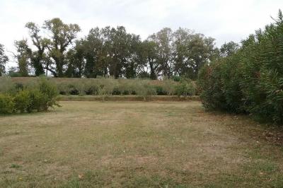 Miniature Location salle Fourques (Gard) - Domaine de la Tourette #13 Lavabo avec plan de travail carrelé jaune, miroir encadré en bois et murs ornés de carreaux verts et jaunes.