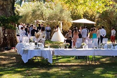 Miniature Location salle Fourques (Gard) - Domaine de la Tourette #5 Lavabo avec plan de travail carrelé jaune, miroir encadré en bois et murs ornés de carreaux verts et jaunes.