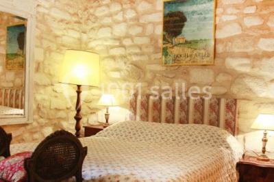 Miniature GITE VAN GOGH Lavabo avec plan de travail carrelé jaune, miroir encadré en bois et murs ornés de carreaux verts et jaunes.