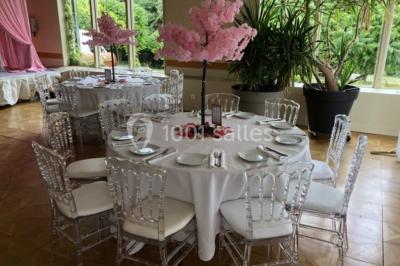 Parking extérieur avec plusieurs voitures stationnées, entouré d'arbres et offrant une vue dégagée au loin.