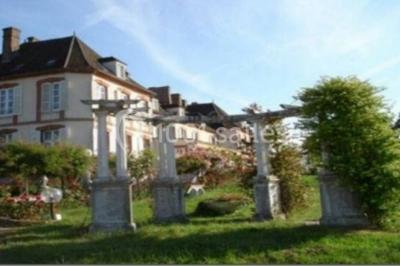 Parking extérieur avec plusieurs voitures stationnées, entouré d'arbres et offrant une vue dégagée au loin.