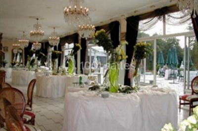 Parking extérieur avec plusieurs voitures stationnées, entouré d'arbres et offrant une vue dégagée au loin.