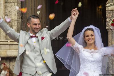 Parking extérieur avec plusieurs voitures stationnées, entouré d'arbres et offrant une vue dégagée au loin.