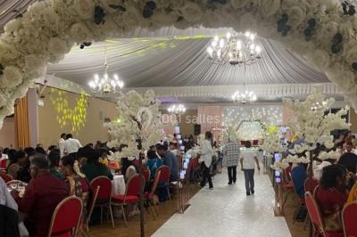 Parking extérieur avec plusieurs voitures stationnées, entouré d'arbres et offrant une vue dégagée au loin.