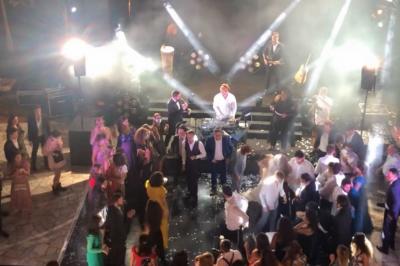 Parking extérieur avec plusieurs voitures stationnées, entouré d'arbres et offrant une vue dégagée au loin.