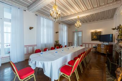 Parking extérieur avec plusieurs voitures stationnées, entouré d'arbres et offrant une vue dégagée au loin.