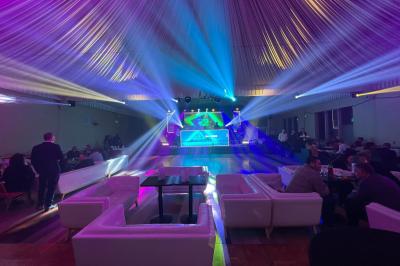 Parking extérieur avec plusieurs voitures stationnées, entouré d'arbres et offrant une vue dégagée au loin.