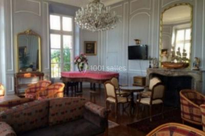 Parking extérieur avec plusieurs voitures stationnées, entouré d'arbres et offrant une vue dégagée sur l'horizon.