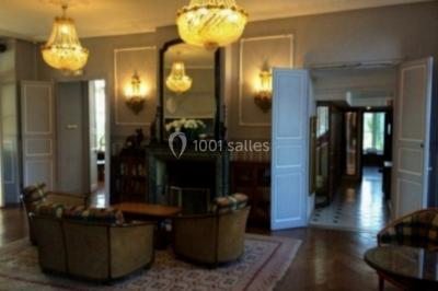 Parking extérieur avec plusieurs voitures stationnées, entouré d'arbres et offrant une vue dégagée sur l'horizon.