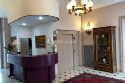 Parking extérieur avec plusieurs voitures stationnées, entouré d'arbres et offrant une vue dégagée sur l'horizon.