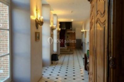 Parking extérieur avec plusieurs voitures stationnées, entouré d'arbres et offrant une vue dégagée sur l'horizon.