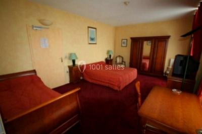 Parking extérieur avec plusieurs voitures stationnées, entouré d'arbres et offrant une vue dégagée sur l'horizon.