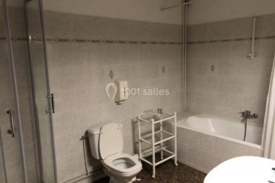 Parking extérieur avec plusieurs voitures stationnées, entouré d'arbres et offrant une vue dégagée sur l'horizon.