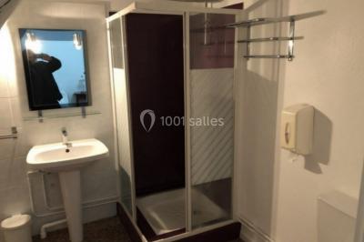 Parking extérieur avec plusieurs voitures stationnées, entouré d'arbres et offrant une vue dégagée sur l'horizon.