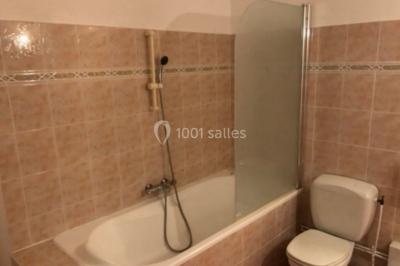 Parking extérieur avec plusieurs voitures stationnées, entouré d'arbres et offrant une vue dégagée sur l'horizon.