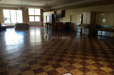 Parking extérieur avec plusieurs voitures stationnées, entouré d'arbres et offrant une vue dégagée sur l'horizon.