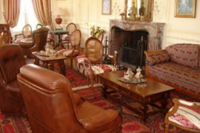 Parking extérieur avec plusieurs voitures stationnées, entouré d'arbres et offrant une vue dégagée sur l'horizon.