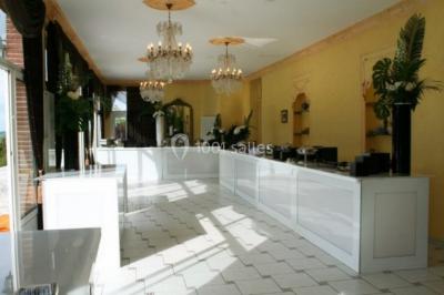 Parking extérieur avec plusieurs voitures stationnées, entouré d'arbres et offrant une vue dégagée sur l'horizon.