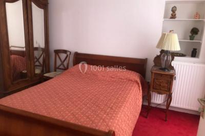 Parking extérieur avec plusieurs voitures stationnées, entouré d'arbres et offrant une vue dégagée sur l'horizon.