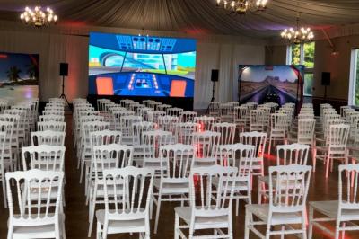 Parking extérieur avec plusieurs voitures stationnées, entouré d'arbres et offrant une vue dégagée sur l'horizon.