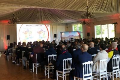 Parking extérieur avec plusieurs voitures stationnées, entouré d'arbres et offrant une vue dégagée sur l'horizon.