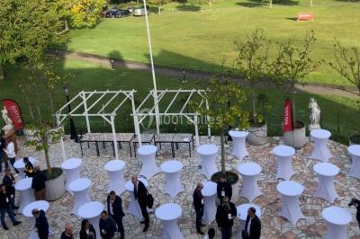 Parking extérieur avec plusieurs voitures stationnées, entouré d'arbres et offrant une vue dégagée sur l'horizon.