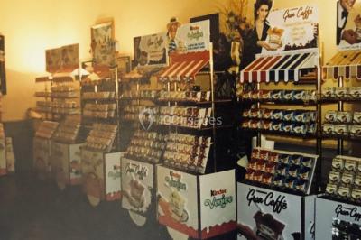 Parking extérieur avec plusieurs voitures stationnées, entouré d'arbres et offrant une vue dégagée sur l'horizon.