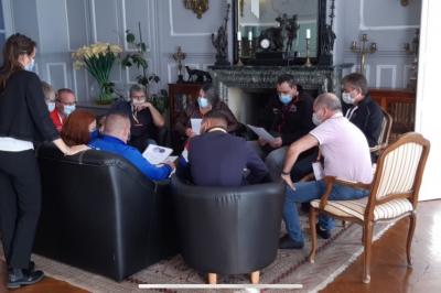 Parking extérieur avec plusieurs voitures stationnées, entouré d'arbres et offrant une vue dégagée sur l'horizon.