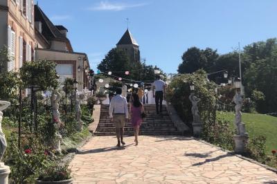 Parking extérieur avec plusieurs voitures stationnées, entouré d'arbres et offrant une vue dégagée sur l'horizon.
