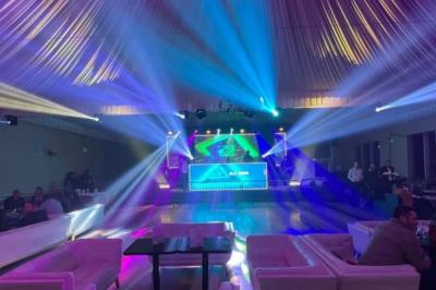 Parking extérieur avec plusieurs voitures stationnées, entouré d'arbres et offrant une vue dégagée sur l'horizon.