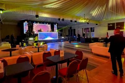 Parking extérieur avec plusieurs voitures stationnées, entouré d'arbres et offrant une vue dégagée sur l'horizon.