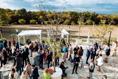 Parking extérieur avec plusieurs voitures stationnées, entouré d'arbres et offrant une vue dégagée sur l'horizon.