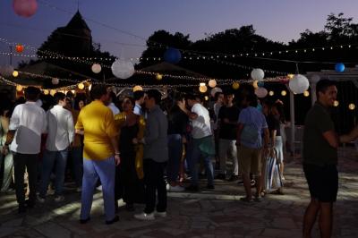 Parking extérieur avec plusieurs voitures stationnées, entouré d'arbres et offrant une vue dégagée sur l'horizon.