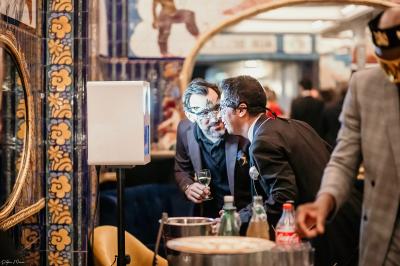 Miroirs ronds dorés reflétant des carreaux colorés ornés de motifs et illustrations dans un décor vibrant.