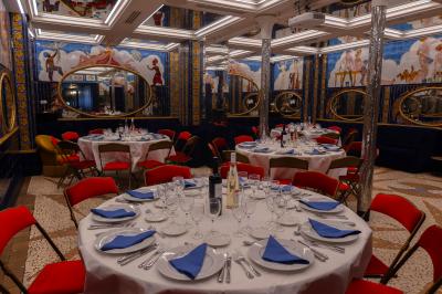 Miroirs ronds dorés reflétant des carreaux colorés ornés de motifs et illustrations dans un décor vibrant.