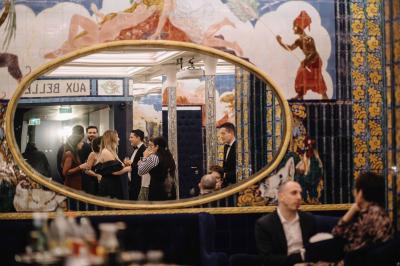 Miroirs ronds dorés reflétant des carreaux colorés ornés de motifs et illustrations dans un décor vibrant.