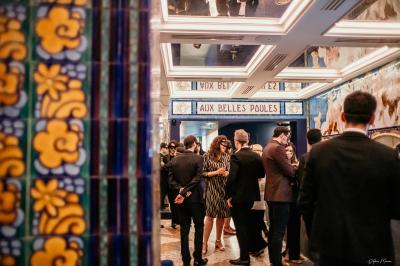 Miroirs ronds dorés reflétant des carreaux colorés ornés de motifs et illustrations dans un décor vibrant.