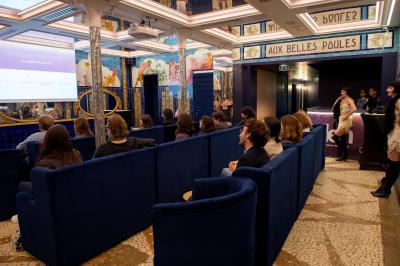 Miroirs ronds dorés reflétant des carreaux colorés ornés de motifs et illustrations dans un décor vibrant.