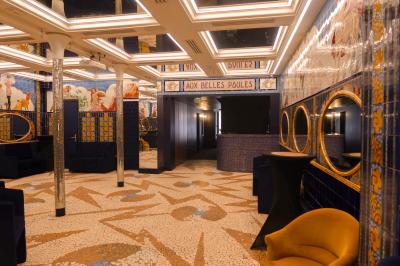 Miroirs ronds dorés reflétant des carreaux colorés ornés de motifs et illustrations dans un décor vibrant.