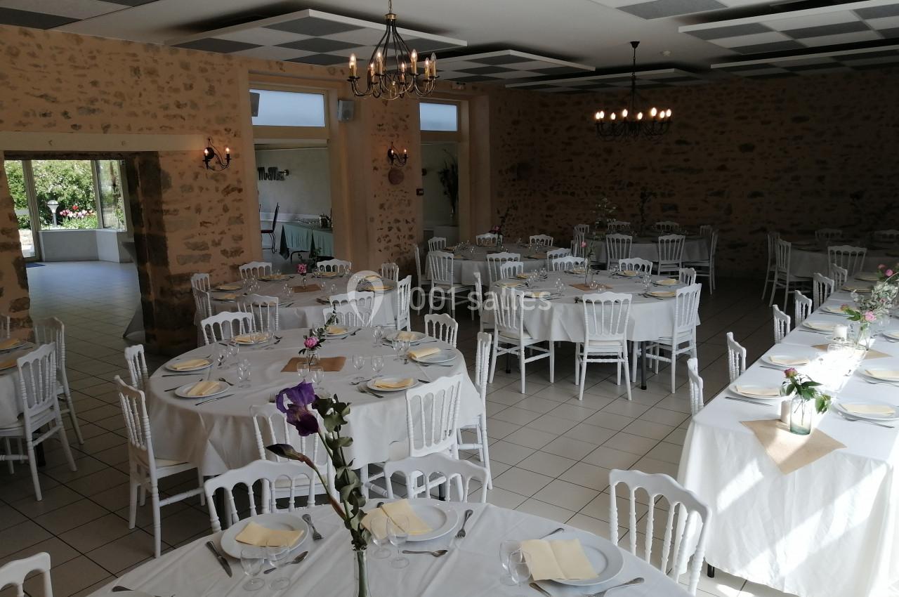 Salle en pierres accueillant 100 personnes