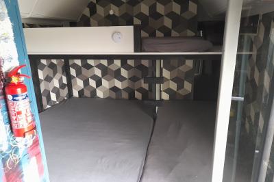 Table ronde décorée pour un repas, avec nappes blanches, couverts disposés, fleurs et éléments naturels en centre de table.