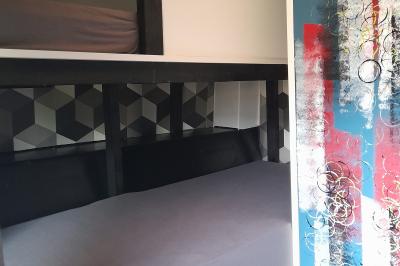 Table ronde décorée pour un repas, avec nappes blanches, couverts disposés, fleurs et éléments naturels en centre de table.