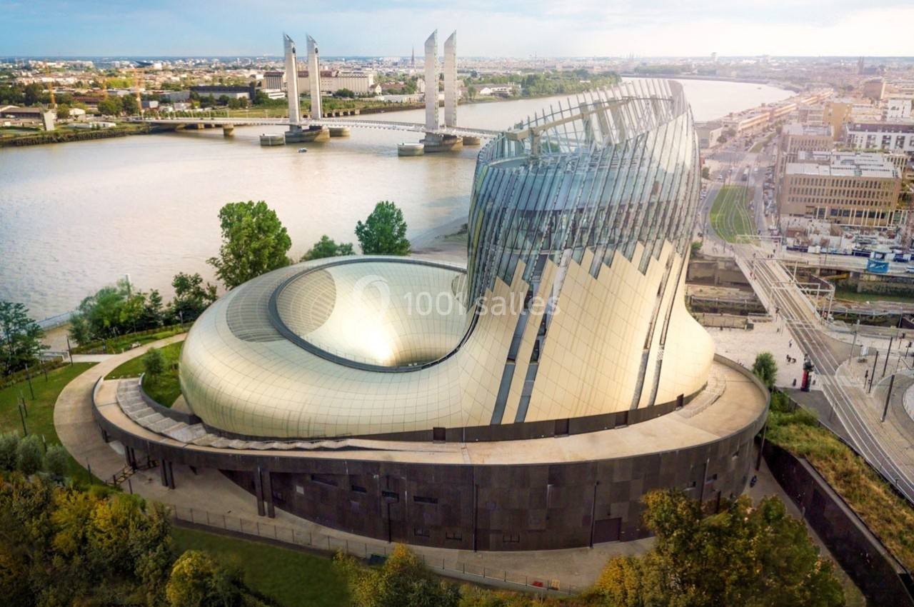 Vue aérienne de la Cité du Vin à Bordeaux, bâtiment moderne près de la Garonne et du pont Jacques-Chaban-Delmas.