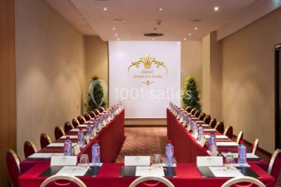 Miniature Location salle Nice (Alpes-Maritimes) - Aston La Scala Nice #9 Tables dressées avec chandelles et fleurs sur une terrasse offrant une vue nocturne sur des bâtiments éclairés.