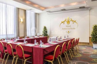 Miniature Location salle Nice (Alpes-Maritimes) - Aston La Scala Nice #7 Tables dressées avec chandelles et fleurs sur une terrasse offrant une vue nocturne sur des bâtiments éclairés.