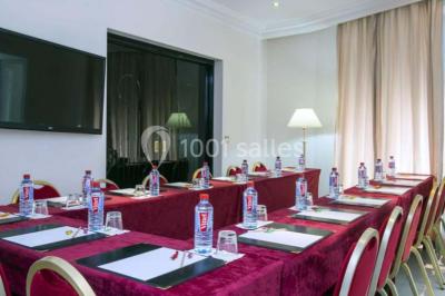 Miniature Location salle Nice (Alpes-Maritimes) - Aston La Scala Nice #8 Tables dressées avec chandelles et fleurs sur une terrasse offrant une vue nocturne sur des bâtiments éclairés.